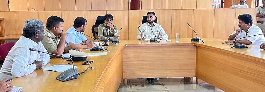 ವಿಶ್ವ ಪ್ರವಾಸೋದ್ಯಮ ದಿನದ ಅಂಗವಾಗಿ, ರಾಮನಗರದ ಜಿಲ್ಲಾಧಿಕಾರಿ ಕಚೇರಿಯಲ್ಲಿ ಬುಧವಾರ ನಡೆದ ಪೂರ್ವಭಾವಿ ಸಭೆಯಲ್ಲಿ ಪ್ರಭಾರ ಜಿಲ್ಲಾಧಿಕಾರಿ, ಜಿಲ್ಲಾ ಪಂಚಾಯಿತಿ ಮುಖ್ಯ ಕಾರ್ಯನಿರ್ವಾಹಕ ಅಧಿಕಾರಿ ದಿಗ್ವಿಜಯ್ ಬೋಡ್ಕೆ ಮಾತನಾಡಿದರು. ಹೆಚ್ಚುವರಿ ಜಿಲ್ಲಾಧಿಕಾರಿ ಶಿವಾನಂದ ಮೂರ್ತಿ ಇದ್ದಾರೆ