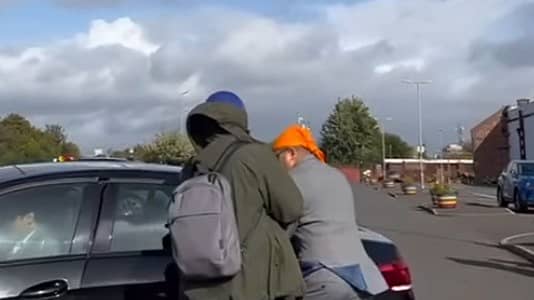 <div class="paragraphs"><p>ವಿಕ್ರಮ್‌ ದೊರೈಸ್ವಾಮಿ ಅವರನ್ನು ಕಾರಿನಿಂದ ಕೆಳಗಿಳಿಯದಂತೆ ತಡೆದ ವ್ಯಕ್ತಿಗಳು</p></div>