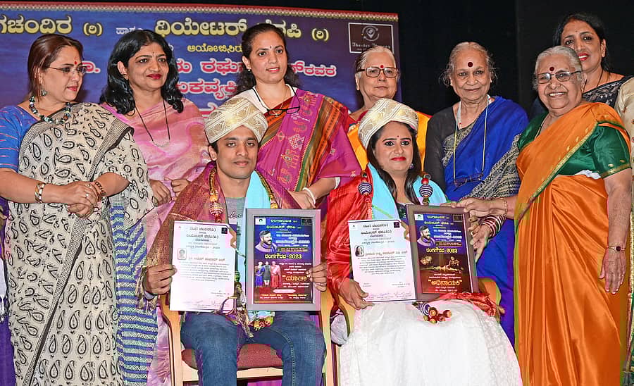 ಕಾರ್ಯಕ್ರಮದಲ್ಲಿ ಅರುಣ್ ಕುಮಾರ್ ಆರ್. ಮತ್ತು ಎಂ.ಎಸ್. ಲಕ್ಷ್ಮಿಕಾರಂತ್ ಅವರಿಗೆ ರಂಗಗೌರವ ಪ್ರದಾನ ಮಾಡಲಾಯಿತು. (ನಿಂತವರು ಎಡದಿಂದ) ವತ್ಸಲಾ ಮೋಹನ್, ಲೇಖಕಿ ಲತಾ ಶ್ರೀನಿವಾಸ್, ಟಿಟಿಡಿ ನಿರ್ದೇಶಕಿ ವಸಂತ ಕವಿತಾ, ಲೇಖಕಿಯರಾದ ಲಲಿತಾ ಶೇಷಾದ್ರಿ, ವಿಜಯಾ ಮತ್ತು ಕಮಲಾ ಹಂಪನಾ ಇದ್ದಾರೆ -ಪ್ರಜಾವಾಣಿ ಚಿತ್ರ