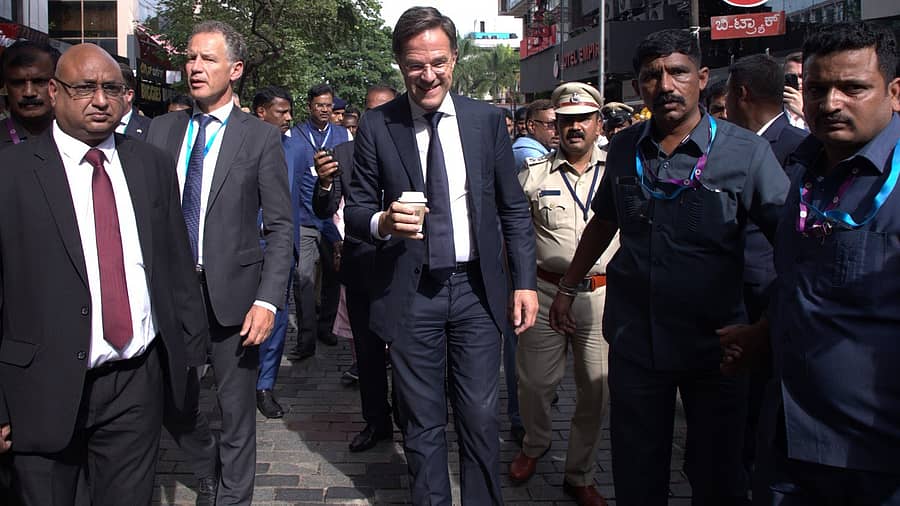 <div class="paragraphs"><p>ಬೆಂಗಳೂರಿನ ಚರ್ಚ್ ಸ್ಟ್ರೀಟ್‌ಗೆ ಸೋಮವಾರ ಭೇಟಿ ನೀಡಿದ ಮಾರ್ಕ್‌ ರುಟ್ಟೆ ಚಹಾ ಸವಿಯುತ್ತಾ ನಡೆದಾಡಿದರು</p></div>