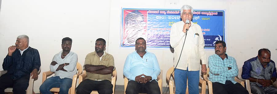 ತುಮಕೂರಿನಲ್ಲಿ ಶನಿವಾರ ಪೌರ ಕಾರ್ಮಿಕರ ಸಂಘ ಸಿಐಟಿಯು ವತಿಯಿಂದ ಆಯೋಜಿಸಿದ್ದ ಕಾರ್ಮಿಕ ಮುಖಂಡ ಹರೀಶ್ ನಾಯಕ್ ಅವರ ನುಡಿ ನಮನ ಕಾರ್ಯಕ್ರಮದಲ್ಲಿ ಚಿಂತಕ ಕೆ.ದೊರೈರಾಜ್ ಮಾತನಾಡಿದರು. ಸ್ಲಂ ಸಮಿತಿ ಅಧ್ಯಕ್ಷ ಎ.ನರಸಿಂಹಮೂರ್ತಿ, ಸಿಐಟಿಯು ಜಿಲ್ಲಾ ಘಟಕದ ಅಧ್ಯಕ್ಷ ಸೈಯದ್ ಮುಜೀಬ್, ಜಿಲ್ಲಾ ಕಾರ್ಯದರ್ಶಿ ಎನ್.ಕೆ.ಸುಬ್ರಮಣ್ಯ ಇತರರು ಇದ್ದಾರೆ