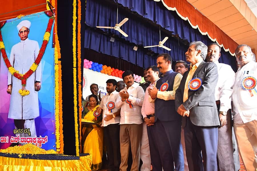 ಕೋಲಾರದಲ್ಲಿ ಮಂಗಳವಾರ ನಡೆದ ಶಿಕ್ಷಕರ ದಿನಾಚರಣೆಯಲ್ಲಿ ಮಾಜಿ ರಾಷ್ಟ್ರಪತಿ ಸರ್ವಪಲ್ಲಿ ರಾಧಾಕೃಷ್ಣನ್‌ ಅವರ ಭಾವಚಿತ್ರಕ್ಕೆ ಶಾಸಕ ಕೊತ್ತೂರು ಮಂಜುನಾಥ್ ಪುಷ್ಪ ನಮನ ಸಲ್ಲಿಸಿದರು. ಎಂ.ಎಲ್‌.ಅನಿಲ್‌ ಕುಮಾರ್‌, ಶಂಕರ್‌ ವಾಣಿಕ್ಯಾಳ್‌, ಕೃಷ್ಣಮೂರ್ತಿ, ಕನ್ನಯ್ಯ ಇದ್ದಾರೆ