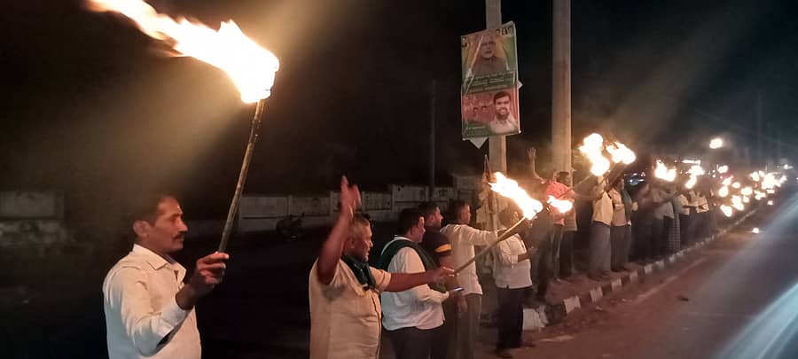 ಶ್ರೀರಂಗಪಟ್ಟಣದಲ್ಲಿ ಭೂಮಿತಾಯಿ ಹೋರಾಟ ಸಮಿತಿಯ ಪದಾಧಿಕಾರಿಗಳು ಮತ್ತು ಸದಸ್ಯರು ಶನಿವಾರ ಸಂಜೆ ಪಂಜಿನ ಮೆರವಣಿಗೆ ನಡೆಸಿದರು