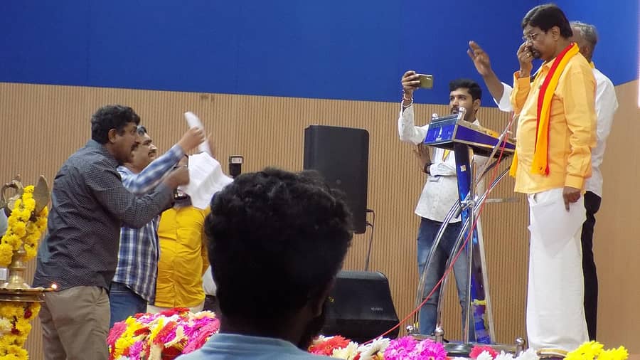 <div class="paragraphs"><p>ಹಳೇಬೀಡಿನ ಪುಷ್ಪಗಿರಿಯ ಮಠದಲ್ಲಿ ಭಾನುವಾರ ನಡೆದ ಕನ್ನಡ ಸಾಹಿತ್ಯ ಪರಿಷತ್ತಿನ ಸದಸ್ಯರ ಸಾಮಾನ್ಯ ಸಭೆಯಲ್ಲಿ ಬೆಂಗಳೂರು ನಗರ ಜಿಲ್ಲಾ ಘಟಕದ ಪದಾಧಿಕಾರಿ ಎಲ್. ಹರ್ಷ ವೇದಿಕೆ ಮುಂಭಾಗಕ್ಕೆ ಬಂದು ಆಕ್ರೋಶ ವ್ಯಕ್ತಪಡಿಸಿದರು.</p></div>