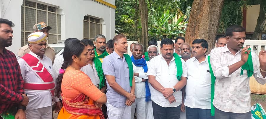 ಹಾಸನದಲ್ಲಿ ಮಂಗಳವಾರ ಜಿಲ್ಲಾಧಿಕಾರಿ ಸಿ.ಸತ್ಯಭಾಮಾ ಅವರು, ರೈತ ಮುಖಂಡರ ಮನವಿ ಆಲಿಸಿದರು.