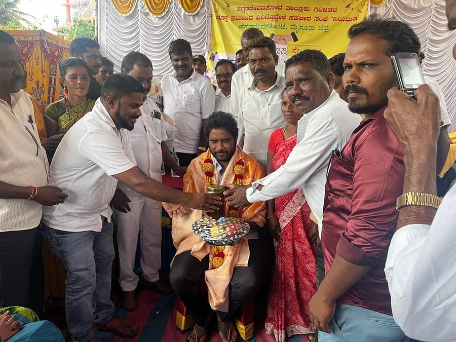 ಎಚ್.ಡಿ.ಕೋಟೆ ಪಟ್ಟಣದ ಲ್ಯಾಂಪ್ಸ್ ಕಚೇರಿಯಲ್ಲಿ ಶನಿವಾರ ನಡೆದ ವಾರ್ಷಿಕ ಮಹಾಸಭೆಯಲ್ಲಿ ಶಾಸಕ ಅನಿಲ್ ಚಿಕ್ಕಮಾದು ಅವರನ್ನು ಅಭಿನಂದಿಸಲಾಯಿತು