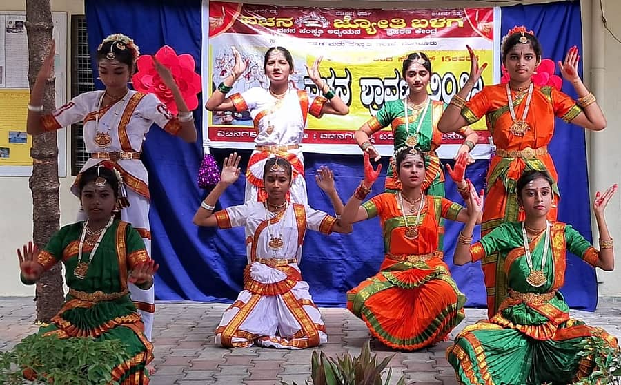 ವಚನಜ್ಯೋತಿ ಬಳಗ ಆಯೋಜನೆಯ ವಚನ ಶ್ರಾವಣದ ಕಾರ್ಯಕ್ರಮದಲ್ಲಿ ಸುಂಕದಕಟ್ಟೆಯ ಎಸ್.ಎಸ್. ಪಬ್ಲಿಕ್ ಶಾಲೆಯ ಮಕ್ಕಳು ವಚನ ನೃತ್ಯ ಪ್ರದರ್ಶಿಸಿದರು.