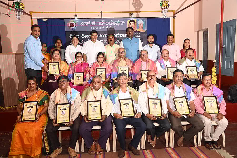 ಮೈಸೂರಿನ ಅಕ್ಕನ ಬಳಗದಲ್ಲಿ ಶುಕ್ರವಾರ ಆಯೋಜಿಸಿದ್ದ ಶಿಕ್ಷಣ ದಿನಾಚರಣೆಯಲ್ಲಿ ವಿವಿಧ ಶಾಲೆ ಶಿಕ್ಷಕರಿಗೆ ‘ಉತ್ತಮ ಶಿಕ್ಷಕ ಪ್ರಶಸ್ತಿ’ ಪ್ರದಾನ ಮಾಡಲಾಯಿತು. ಎಸ್‌.ಆರ್‌.ರವಿಕುಮಾರ್‌, ಮೋಸಿನ್‌ ಖಾನ್‌, ಸಂತೋಷ್‌ ಕಿರಾಳು, ಹುಣಸೂರು ಬಸವಣ್ಣ ಇದ್ದಾರೆ