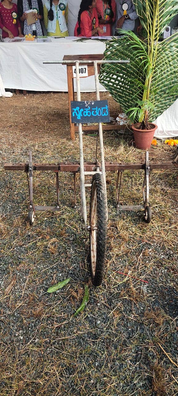 ಧಾರವಾಡ ಕೃಷಿ ವಿಶ್ವವಿದ್ಯಾಲಯದ ‘ಸ್ನೇಹ ತಂಡ’ ವಿದ್ಯಾರ್ಥಿಗಳು ಅಭಿವೃದ್ಧಿಪಡಿಸಿದ ಎಡೆಕುಂಟೆ ಸಾಧನ