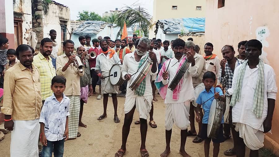 ಗುರುಮಠಕಲ್ ಹತ್ತಿರದ ಚಪೆಟ್ಲಾ ಗ್ರಾಮದಲ್ಲಿ ಶನಿವಾರ ಮೃತಪಟ್ಟ ಗ್ರಾಮದೇವತೆ ಮಹೇಶ್ವರಿ ದೇವಸ್ಥಾನದ ದೇವರ ಹೋರಿಯನ್ನು ಮೆರವಣಿಗೆ ಮೂಲಕ ತೆರಳಿ ಅಂತ್ಯಸಂಸ್ಕಾರ ಮಾಡಿದ ಗ್ರಾಮಸ್ಥರು