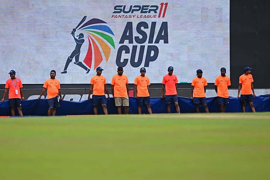 ಮಳೆ ಬಂದಾಗ ಪಿಚ್‌ಗೆ ಹೊದಿಕೆ ಹಾಕುವ ಕಾರ್ಯದಲ್ಲಿ ಶ್ರೀಲಂಕಾ ಕ್ರಿಕೆಟ್ ಮಂಡಳಿಯ ಮೈದಾನ ಸಿಬ್ಬಂದಿ  –ಎಎಫ್‌ಪಿ ಚಿತ್ರ