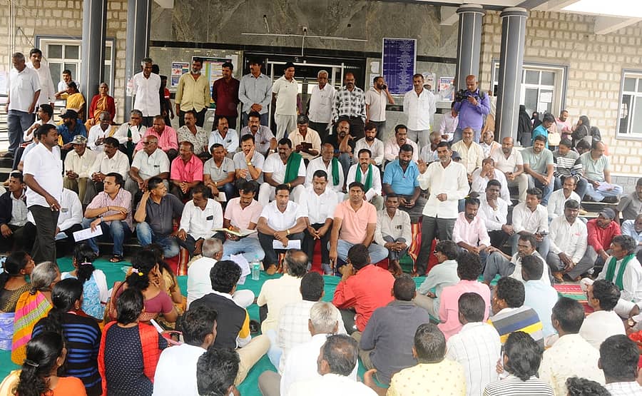 ತಾಲ್ಲೂಕು ಕಚೇರಿ ಎದುರು ರೈತರು ಬುಧವಾರ ಪ್ರತಿಭಟನೆ ನಡೆಸಿದರು