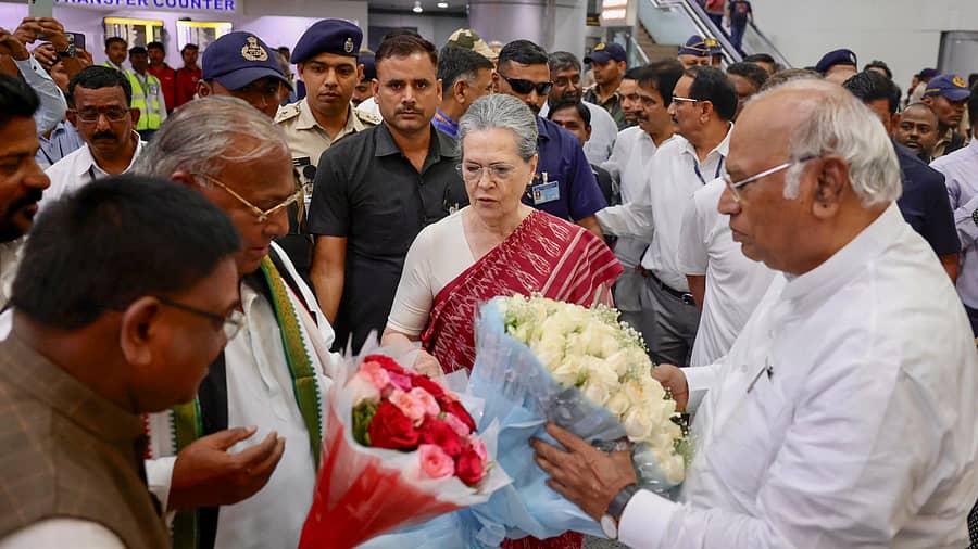 ಹೈದರಾಬಾದ್‌ನಲ್ಲಿ ಶನಿವಾರ ಆರಂಭವಾದ ಕಾಂಗ್ರೆಸ್‌ ಕಾರ್ಯಕಾರಿ ಸಮಿತಿ (ಸಿಡಬ್ಲ್ಯುಸಿ) ಸಭೆಯಲ್ಲಿ ಪಾಲ್ಗೊಳ್ಳಲು ಆಗಮಿಸಿದ ನಾಯಕಿ ಸೋನಿಯಾ ಗಾಂಧಿ, ಎಐಸಿಸಿ ಅಧ್ಯಕ್ಷ ಮಲ್ಲಿಕಾರ್ಜುನ ಖರ್ಗೆ ಅವರಿಗೆ ಹೂಗುಚ್ಛ ನೀಡಿ ಪಕ್ಷದ ತೆಲಂಗಾಣ ಮುಖಂಡರು ಸ್ವಾಗತಿಸಿದರು –ಪಿಟಿಐ ಚಿತ್ರ
