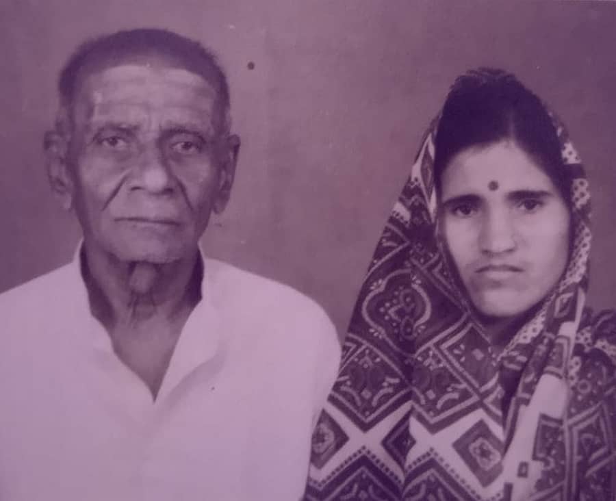 ಹೈದರಾಬಾದ್ ಮುಕ್ತಿ ಸಂಘರ್ಷದ ಹೋರಾಟಗಾರ ಈರಯ್ಯ ಹಿರೇಮಠ, ಪತ್ನಿ ಸಿದ್ದಲಿಂಗಮ್ಮ ಅವರೊಂದಿಗೆ