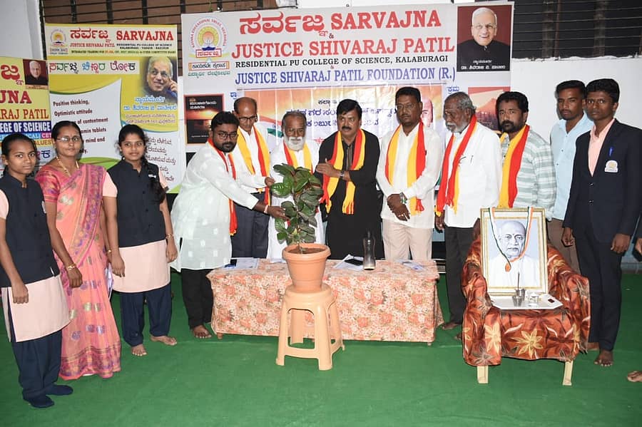 ಕಲಬುರಗಿ ನಗರದ ಜಸ್ಟಿಸ್ ಶಿವರಾಜ ಪಾಟೀಲ ಪಿಯು ಕಾಲೇಜಿನಲ್ಲಿ ಶುಕ್ರವಾರ ನಡೆದ ವಿಚಾರಗೋಷ್ಠಿಯನ್ನು ಗಣ್ಯರು ಉದ್ಘಾಟಿಸಿದರು