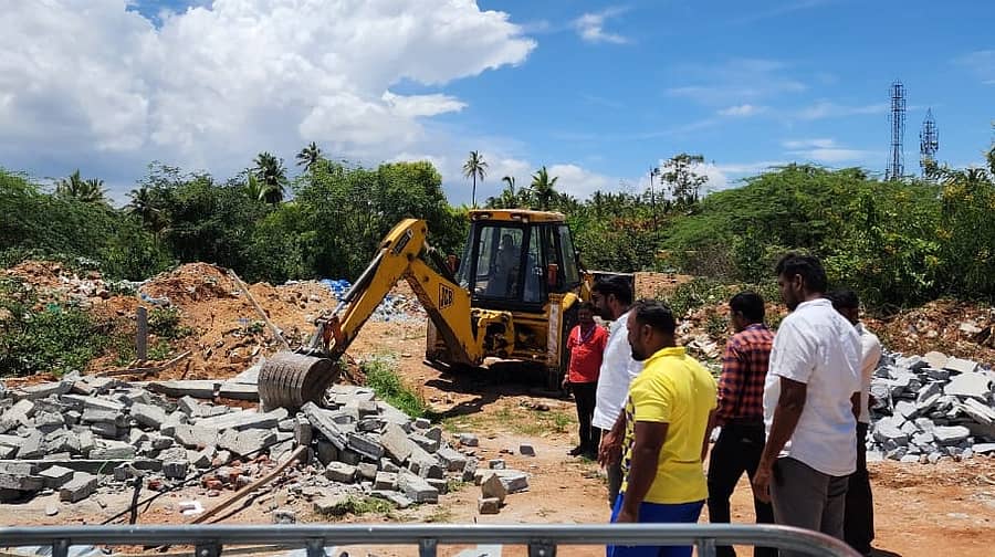 ತಾಲ್ಲೂಕಿನ ಮೇಟಗಳ್ಳಿಯಲ್ಲಿ ಕೋಟ್ಯಂತರ ರೂಪಾಯಿ ಮೌಲ್ಯದ ಸರ್ಕಾರಿ ಭೂಮಿಯನ್ನು ಅತಿಕ್ರಮಣ ಮಾಡಿ ಅಲ್ಲಿ ವ್ಯವಹಾರ ನಡೆಸಲಾಗುತ್ತಿದ್ದ ಕಟ್ಟಡವನ್ನು ಮಂಗಳವಾರ ತೆರವುಗೊಳಿಸಲಾಯಿತು