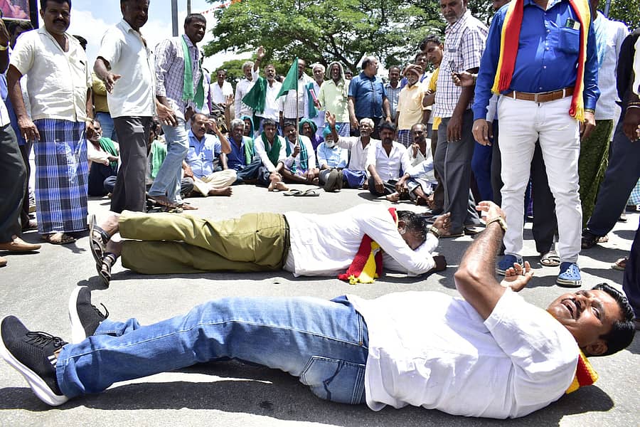 ತಮಿಳುನಾಡಿಗೆ ನೀರು ಹರಿಸುತ್ತಿರುವುದನ್ನು ಖಂಡಿಸಿ ಶನಿವಾರ ನಡೆದ ಮಂಡ್ಯ ಬಂದ್ ವೇಳೆ ಸಂಘಟನೆಗಳ ಮುಖಂಡರು ಜೆ.ಸಿ ವೃತ್ತದಲ್ಲಿ ಉರುಳು ಸೇವೆ ಮಾಡಿದರು