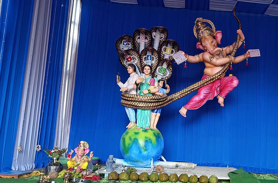 ಬೆಳಗಾವಿಯ ವಡಗಾವಿಯ ತೆಗ್ಗಿನ ಗಲ್ಲಿಯ ಸಾರ್ವಜನಿಕ ಗಣೇಶೋತ್ಸವ ಮಂಡಳಿಯಲ್ಲಿ ಪ್ರತಿಷ್ಠಾಪಿಸಿದ ಗಣೇಶನ ಮೂರ್ತಿ ಗಮನ ಸೆಳೆಯುತ್ತಿದೆ– ಪ್ರಜಾವಾಣಿ ಚಿತ್ರ