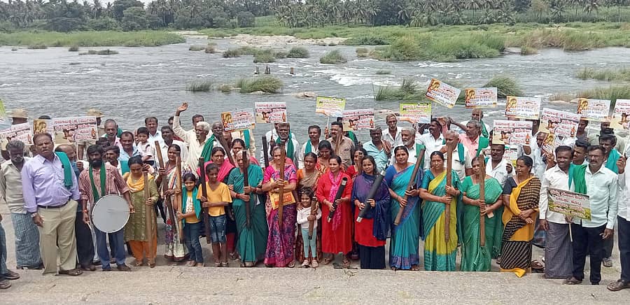 ತಮಿಳುನಾಡಿಗೆ ಕೆಆರ್ಎಸ್ ಜಲಾಶಯದಿಂದ ನೀರು ಹರಿಸುತ್ತಿರುವುದನ್ನು ವಿರೋಧಿಸಿ ರೈತ ಮಹಿಳೆಯರು ಶ್ರೀರಂಗಪಟ್ಟಣದ ಸೋಪಾನಕಟ್ಟೆ ಬಳಿ ಕಾವೇರಿ ನದಿ ತೀರದಲ್ಲಿ ‘ಒನಕೆ ಚಳವಳಿ’ ನಡೆಸಿದರು