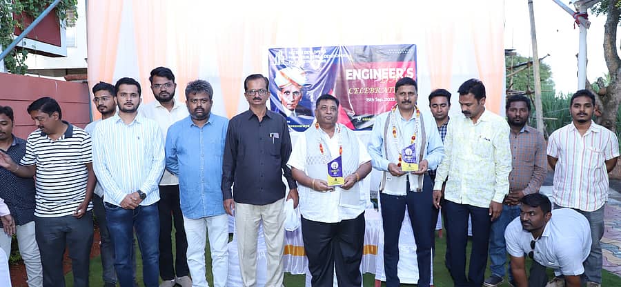 <div class="paragraphs"><p>ಸಂಕೇಶ್ವರದಲ್ಲಿ ಇಂಜೀನಯರ್ಗಳ ದಿನದ ನಿಮಿತ್ತ ಅಭಿಯಂತರನ್ನು ಸತ್ಕರಿಸಲಾಯಿತು. </p></div>