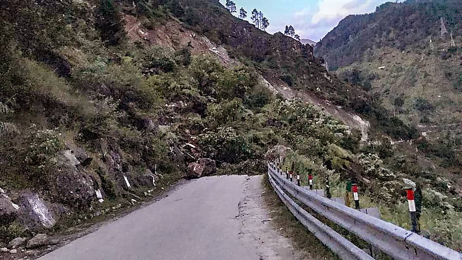 <div class="paragraphs"><p>ಭೂಕುಸಿತದ ಪರಿಣಾಮ ಹಿಮಾಚಲ ಪ್ರದೇಶದ ನಿಗುಲ್ಸಾರಿಯ ರಾಷ್ಟ್ರೀಯ ಹೆದ್ದಾರಿಯಲ್ಲಿ ವಾಹನ ಸಂಚಾರ ಸ್ಥಗಿತಗೊಂಡಿದೆ </p></div>