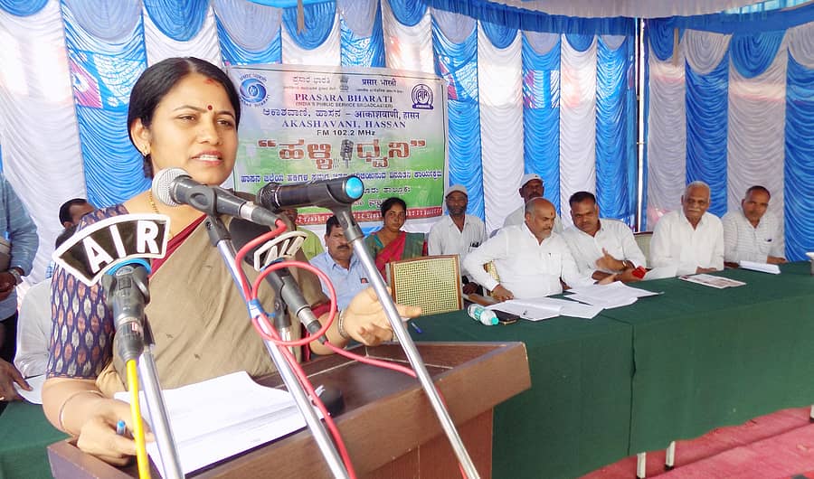 <div class="paragraphs"><p>ಹಳೇಬೀಡು ಸಮೀಪದ ಅಡಗೂರು ಗ್ರಾಮದಲ್ಲಿ ಗುರುವಾರ ಹಾಸನ ಆಕಾಶವಾಣಿ ಕೆಲವು ಕೇಂದ್ರದಿಂದ ನಡೆದ ಹಳ್ಳಿಧ್ವನಿ ನೇರ ಪ್ರಸಾರ ಕಾರ್ಯಕ್ರಮದಲ್ಲಿ ಜಿಲ್ಲಾಧಿಕಾರಿ ಸಿ.ಸತ್ಯಭಾಮ ಮಾತನಾಡಿದರು</p></div>