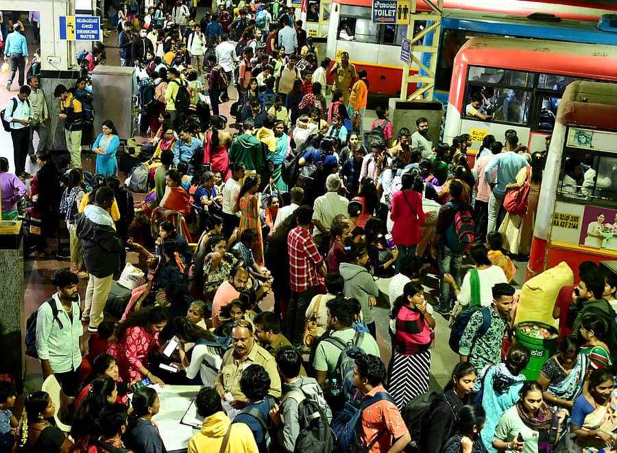 ಗಣೇಶ ಹಬ್ಬಕ್ಕೆ ತಮ್ಮ ಊರುಗಳಿಗೆ ತೆರಳಲು ನಗರದ ಕೆಂಪೇಗೌಡ ಬಸ್ ನಿಲ್ದಾಣದಲ್ಲಿ ನೆರೆದಿದ್ದ ಪ್ರಯಾಣಿಕರು –ಪ್ರಜಾವಾಣಿ ಚಿತ್ರ/ ಕಿಶೋರ್ ಕುಮಾರ್ ಬೋಳಾರ್