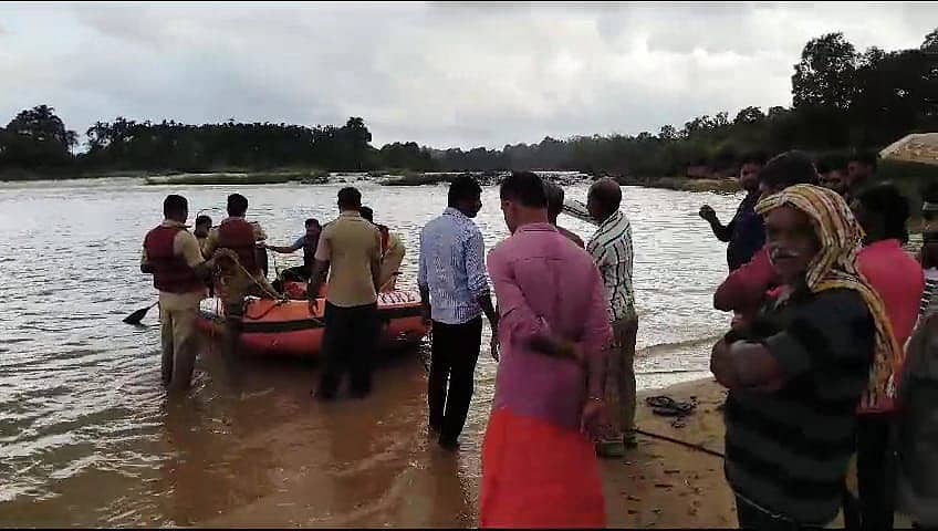 <div class="paragraphs"><p>ತೀರ್ಥಹಳ್ಳಿಯ ಭೀಮನಕಟ್ಟೆ ಸಮೀಪ ಅಗ್ನಿಶಾಮಕ ದಳದ ಸಿಬ್ಬಂದಿ ಶೋಧ ನಡೆಸುತ್ತಿರುವುದು</p></div>