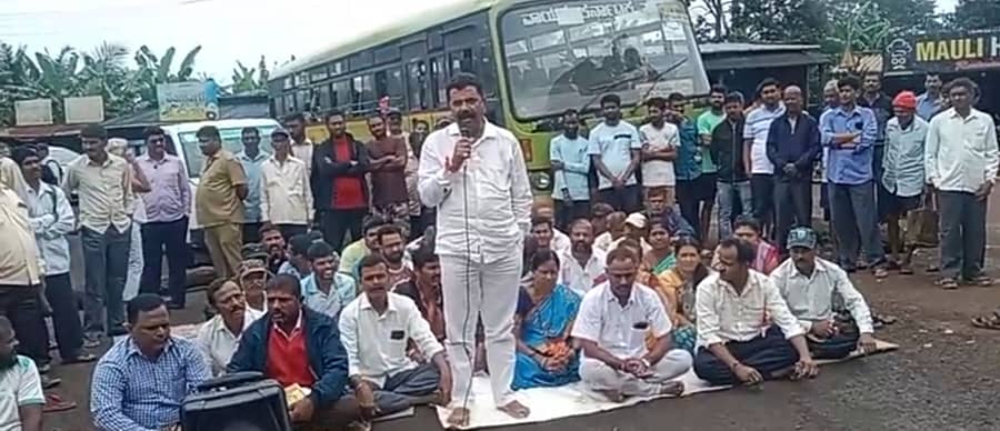 ಖಾನಾಪುರ ತಾಲ್ಲೂಕಿನ ಕಣಕುಂಬಿಯಲ್ಲಿ ಸೋಮವಾರ ಬೆಳಗಾವಿ-ಚೋರ್ಲಾ ಹೆದ್ದಾರಿ ದುರಸ್ತಿಗೆ ಆಗ್ರಹಿಸಿ ಸ್ಥಳೀಯ ನಾಗರಿಕರು ಆಯೋಜಿಸಿದ್ದ ರಸ್ತೆ ತಡೆಯಲ್ಲಿ ಮಾಜಿ ಶಾಸಕ ಅರವಿಂದ ಪಾಟೀಲ ಭಾಗವಹಿಸಿ ಮಾತನಾಡಿದರು