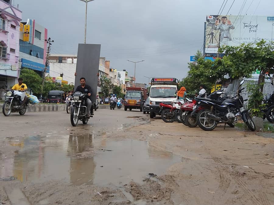 ರಾಯಚೂರಿನಲ್ಲಿ ಜಿಟಿ ಜಿಟಿ ಮಳೆಯಲ್ಲಿ ಬೈಕ್ ಮೇಲೆ ಸಾಗಿದ ಸವಾರರು