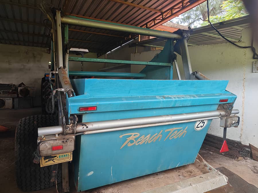 ಕಾರವಾರದ ಟ್ಯಾಗೋರ್ ಕಡಲತೀರದಲ್ಲಿರುವ ಶೆಡ್ನಲ್ಲಿ ಇಡಲಾಗಿರುವ ಕಡಲತೀರ ಸ್ವಚ್ಛಗೊಳಿಸುವ ಯಂತ್ರ.