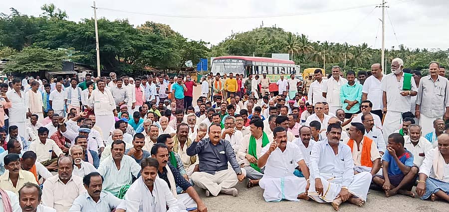 ಮಲೇಬೆನ್ನೂರು ಸಮೀಪದ ಕೊಮಾರನಹಳ್ಳಿ ಹೆಳವನಕಟ್ಟೆ ಲಕ್ಷ್ಮೀ ರಂಗನಾಥ ದೇವಾಲಯದ ಕೆರೆ ದಂಡೆ ಮೇಲೆ ಗುರುವಾರ ಭದ್ರಾ ಅಚ್ಚುಕಟ್ಟು ವ್ಯಾಪ್ತಿಯ ರೈತರು ರಾಜ್ಯ ಹೆದ್ದಾರಿ ತಡೆ ನಡೆಸಿದರು