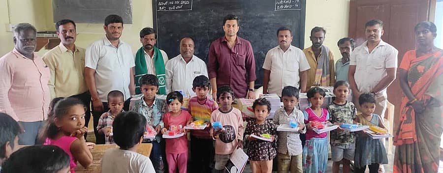 ಭಾರತೀನಗರ ಸಮೀಪದ ಬಿದರಹೊಸಹಳ್ಳಿ ಸರ್ಕಾರಿ ಹಿರಿಯ ಪ್ರಾಥಮಿಕ ಶಾಲೆಯ ವಿದ್ಯಾರ್ಥಿಗಳಿಗೆ ಭಾರತೀ ಶಿಕ್ಷಣ ಸಂಸ್ಥೆಯ ಸಿಇಒ ಆಶಯ್ ಮಧು ಮಾದೇಗೌಡ ಪಠ್ಯಪರಿಕರಗಳನ್ನು ವಿತರಿಸಿದರು