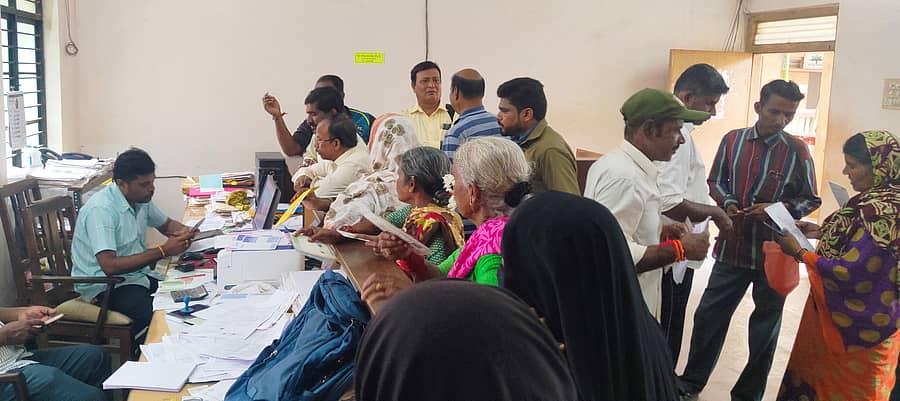 ಮುಂಡಗೋಡದ ಆಹಾರ ವಿಭಾಗದ ಕಚೇರಿಯಲ್ಲಿ ಪಡಿತರ ಚೀಟಿಯ ಕುರಿತು ವಿಚಾರಿಸುತ್ತಿರುವ ಜನರು