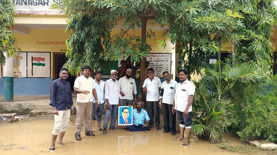 <div class="paragraphs"><p>ಸೇಡಂ ಸರ್ಕಾರಿ ಶಾಲಾ ಆವರಣದಲ್ಲಿ ನಿಂತ ಮಳೆ ನೀರಲ್ಲಿ ಕುಳಿತು ಪ್ರತಿಭಟನೆ ನಡೆಸಿದ ಎಸ್ಡಿಎಂಸಿ ಅಧ್ಯಕ್ಷ ಜಗನ್ನಾಥ ಬಿಜನಳ್ಳಿ. ಶಾಲಾ ಮಕ್ಕಳ ಪೋಷಕರು ಇದ್ದರು</p></div>