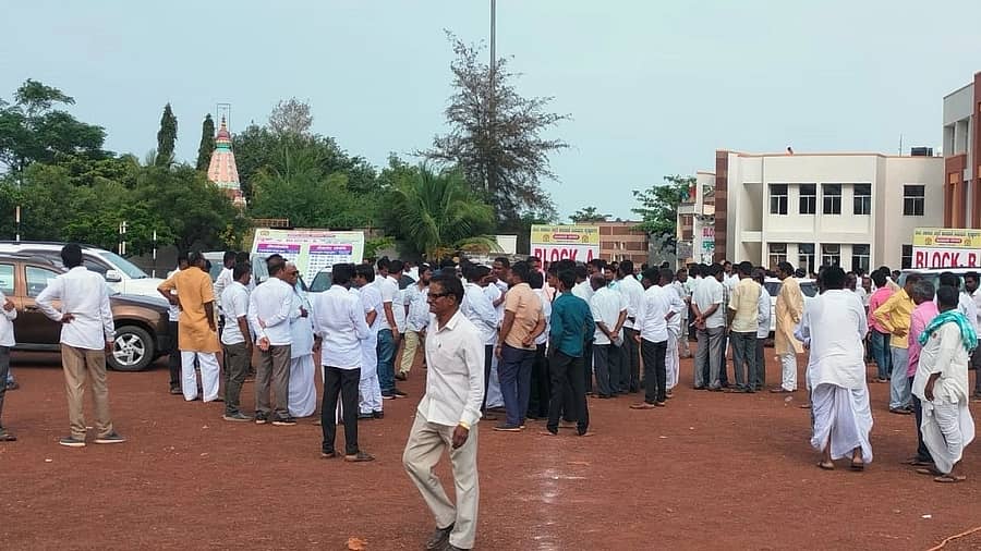 ಬಬಲೇಶ್ವರ ತಾಲ್ಲೂಕಿನ ನಂದಿ ಸಹಕಾರಿ ಸಕ್ಕರೆ ಕಾರ್ಖಾನೆಗೆ ಶುಕ್ರವಾರ ನಡೆದ ಚುನಾವಣೆಯಲ್ಲಿ ನಂದಿ ಇಂಟರ್‌ ನ್ಯಾಷನಲ್‌ ಸ್ಕೂಲ್‌ ಆವರಣದಲ್ಲಿ ಮತಚಲಾಯಿಸಲು ಸೇರಿದ್ದ ಮತದಾರರು