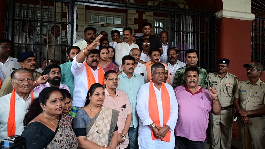 <div class="paragraphs"><p>ಹುಬ್ಬಳ್ಳಿಯ ಮಹಾನಗರ ಪಾಲಿಕೆ ಕಚೇರಿ ಆವರಣದಲ್ಲಿ ಗುರುವಾರ ಶಾಸಕ ಅರವಿಂದ ಬೆಲ್ಲದ ಅವರ ನೇತೃತ್ವದಲ್ಲಿ ಪಾಲಿಕೆ ಸದಸ್ಯರು ಪ್ರತಿಭಟನೆ ನಡೆಸಿದರು.</p></div>