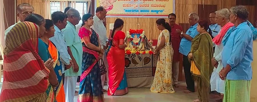 ಬ್ಯಾಡಗಿಯಲ್ಲಿ ತಾಲ್ಲೂಕು ಆಡಳಿತದ ವತಿಯಿಂದ ಆಯೋಜಿಸಿದ್ದ ವಿಶ್ವಕರ್ಮ ಜಯಂತಿ ಕಾರ್ಯಕ್ರಮದಲ್ಲಿ ಸಮಾಜದ ಮುಖಂಡರು ವಿಶೇಷ ಪೂಜೆ ಸಲ್ಲಿಸಿದರು