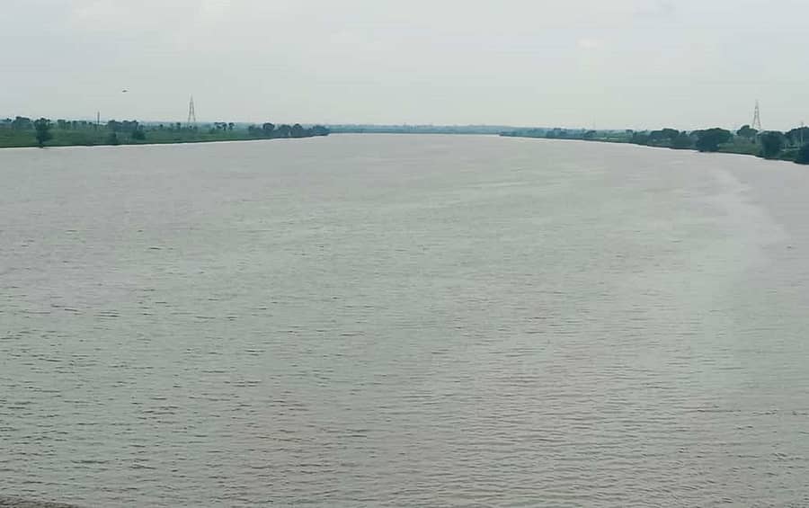 ಯಾದಗಿರಿ ನಗರ ಹೊರವಲಯದ ಭೀಮಾ ನದಿ ಮೈದುಂಬಿ ಹರಿಯುತ್ತಿದೆ