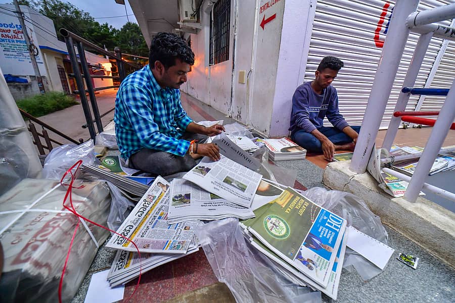 ಜನರಿಗೆ ಪತ್ರಿಕೆ ತಲುಪಿಸಲು ಬೆಳಗಿನ ಜಾವದಿಂದಲೇ ಸಿದ್ಧತೆ. ಇದು ಕೊಪ್ಪಳದಲ್ಲಿ ಕಂಡು ಬಂದ ಚಿತ್ರಣ –ಪ್ರಜಾವಾಣಿ ಚಿತ್ರಗಳು/ಭರತ್ ಕಂದಕೂರ