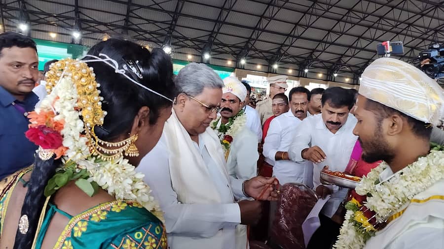<div class="paragraphs"><p>ಮುಖ್ಯಮಂತ್ರಿ ಸಿದ್ದರಾಮಯ್ಯ ಅವರು ನವ ವಧುವರರಿಗೆ ತಾಳಿ ವಿತರಿಸಿ ಆಶೀರ್ವದಿಸಿದರು.</p></div>