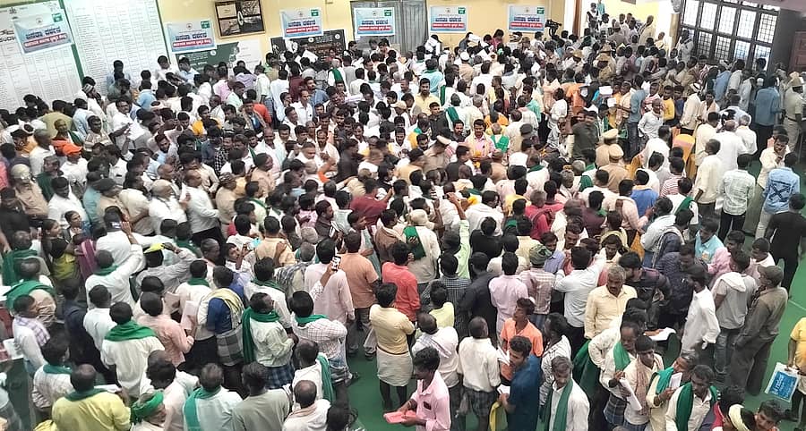 <div class="paragraphs"><p>ಹಾವೇರಿಯ ನಡೆದ ಜನತಾ ದರ್ಶನ ಕಾರ್ಯಕ್ರಮದಲ್ಲಿ ಅಹವಾಲು ನೀಡಲು ಬಂದ ಜನ</p></div>