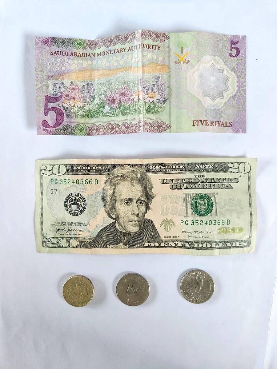 ಗಂಗಾವತಿ ತಾಲ್ಲೂಕಿನ ಅಂಜನಾದ್ರಿ ಬೆಟ್ಟದಲ್ಲಿ ಗುರುವಾರ ತಹಶೀಲ್ದಾರ ಮಂಜುನಾಥ ನೇತೃತ್ವದಲ್ಲಿ ಹುಂಡಿಹಣ ಎಣಿ ಕೆಯಲ್ಲಿ ಪತ್ತೆಯಾದ ವಿದೇಶಿ ನೋಟು, ನಾಣ್ಯಗಳು.