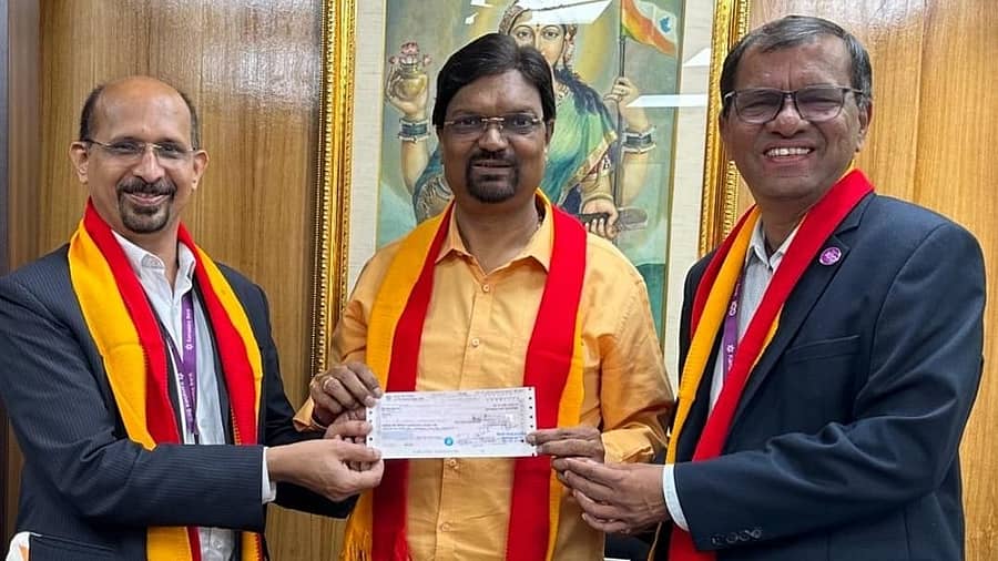 ನಾಗರಾಜ್ ಉಪಾಧ್ಯಾಯ ಅವರು ₹ 20 ಲಕ್ಷದ ಚೆಕ್ ಅನ್ನು ಮಹೇಶ ಜೋಶಿ ಅವರಿಗೆ ಹಸ್ತಾಂತರಿಸಿದರು. ಸಹಾಯಕ ಪ್ರಧಾನ ವ್ಯವಸ್ಥಾಪಕ ಮಾಧವ ವಿ.ಪಿ. ಇದ್ದಾರೆ.