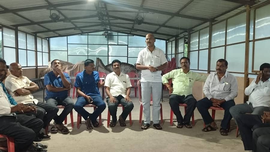 ಕುದೂರು ಹೊರವಲಯದಲ್ಲಿ ನಡೆದ ಸರ್ಕಾರಿ ಒಕ್ಕಲಿಗ ನೌಕರರ ಕ್ಷೇಮಾಭಿವೃದ್ಧಿ ಸಂಘದ ಸಭೆಯಲ್ಲಿ ನೂತನವಾಗಿ ಆಯ್ಕೆಯಾದ ಅಧ್ಯಕ್ಷ ಮಲ್ಲೂರು ಲೋಕೇಶ್ ಮಾತನಾಡಿದರು.