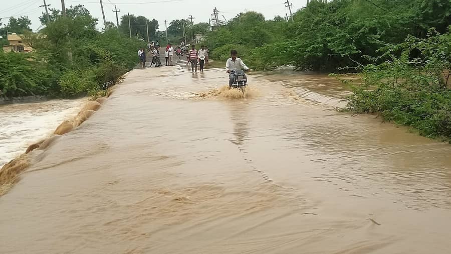 ಚಿಂಚೋಳಿ ತಾಲ್ಲೂಕು ಚಿಂತಪಳ್ಳಿ ಭೂತಪೂರ ಮಧ್ಯೆ ರಸ್ತೆಮೇಲಿನಿಂದ ನೀರು ಹರಿಯುತ್ತಿದ್ದು ಬೈಕ್ ಸವಾರನೊಬ್ಬ ಪ್ರವಾಹದಲ್ಲಿಯೇ ಸಾಗಿದರು