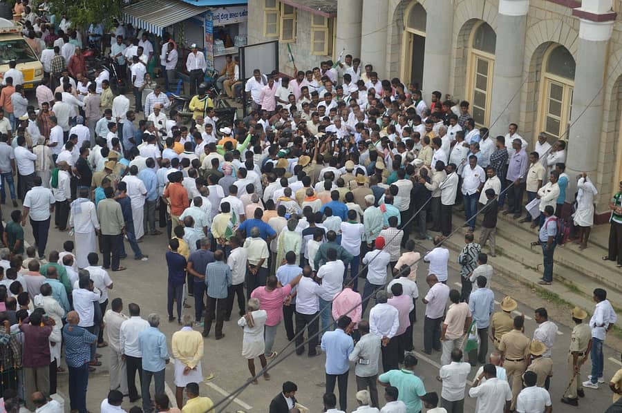 ಜೆಡಿಎಸ್ ಮುಖಂಡರು ಜಿಲ್ಲಾಧಿಕಾರಿ ಕಚೇರಿ ಎದುರು ಪ್ರತಿಭಟನೆ ನಡೆಸುತ್ತಿರುವುದು