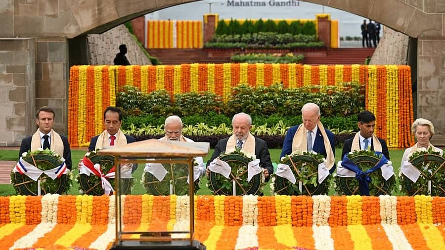 <div class="paragraphs"><p>ದೆಹಲಿಯ ರಾಜ್‌ಘಾಟ್‌ನಲ್ಲಿರುವ ಮಹಾತ್ಮ ಗಾಂಧೀಜಿ ಅವರ ಸಮಾಧಿಗೆ ಗೌರವ ನಮನ ಸಲ್ಲಿಸಿದ ಪ್ರಧಾನಿ ನರೇಂದ್ರ ಮೋದಿ, ಅಮೆರಿಕ ಅಧ್ಯಕ್ಷ ಜೋ ಬೈಡನ್‌ ಹಾಗೂ ಜಿ20 ನಾಯಕರು.</p></div>