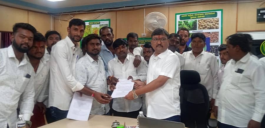 ಜಂಟಿ ಕೃಷಿ ನಿರ್ದೇಶಕ ಡಾ. ರತೇಂದ್ರನಾಥ ಸುಗೂರ ಅವರಿಗೆ ಬೆಳೆ ಸಮೀಕ್ಷೆಗಾರರು ಬೀದರ್ನಲ್ಲಿ ಶುಕ್ರವಾರ ಮನವಿ ಪತ್ರ ಸಲ್ಲಿಸಿದರು