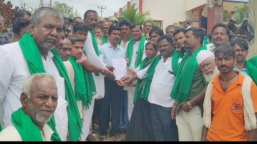 ರೈತರ ಪಂಪಸೆಟ್ಗಳಿಗೆ ಸಮರ್ಪಕ ವಿದ್ಯುತ್ ಪೂರೈಕೆ ಮಾಡಬೇಕೆಂದು ಆಗ್ರಹಿಸಿ ಶಿಗ್ಗಾವಿ ಪಟ್ಟಣದಲ್ಲಿ ತಾಲ್ಲೂಕು ರೈತ ಸಂಘದ ಪದಾಧಿಕಾರಿಗಳು ಶನಿವಾರ ಹೆಸ್ಕಾಂ ಕಚೇರಿ ಮುಂದೆ ಪ್ರತಿಭಟಿಸಿ, ಹೆಸ್ಕಾಂ ಸಹಾಯಕ ಕಾರ್ಯನಿರ್ವಾಹಕ ಎಂಜಿನಿಯರ್ ಸಿ.ಬಿ.ಹೊಸಮನಿ ಅವರಿಗೆ ಮನವಿ ಸಲ್ಲಿಸಿದರು